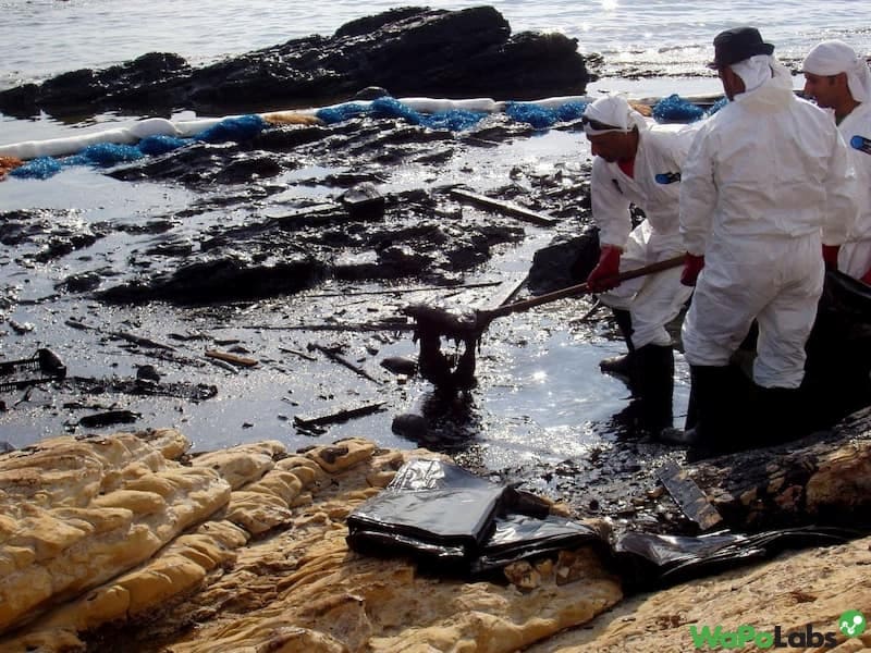 Oil spill is another cons of oil